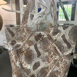 Kelly Wynne shoulder bag